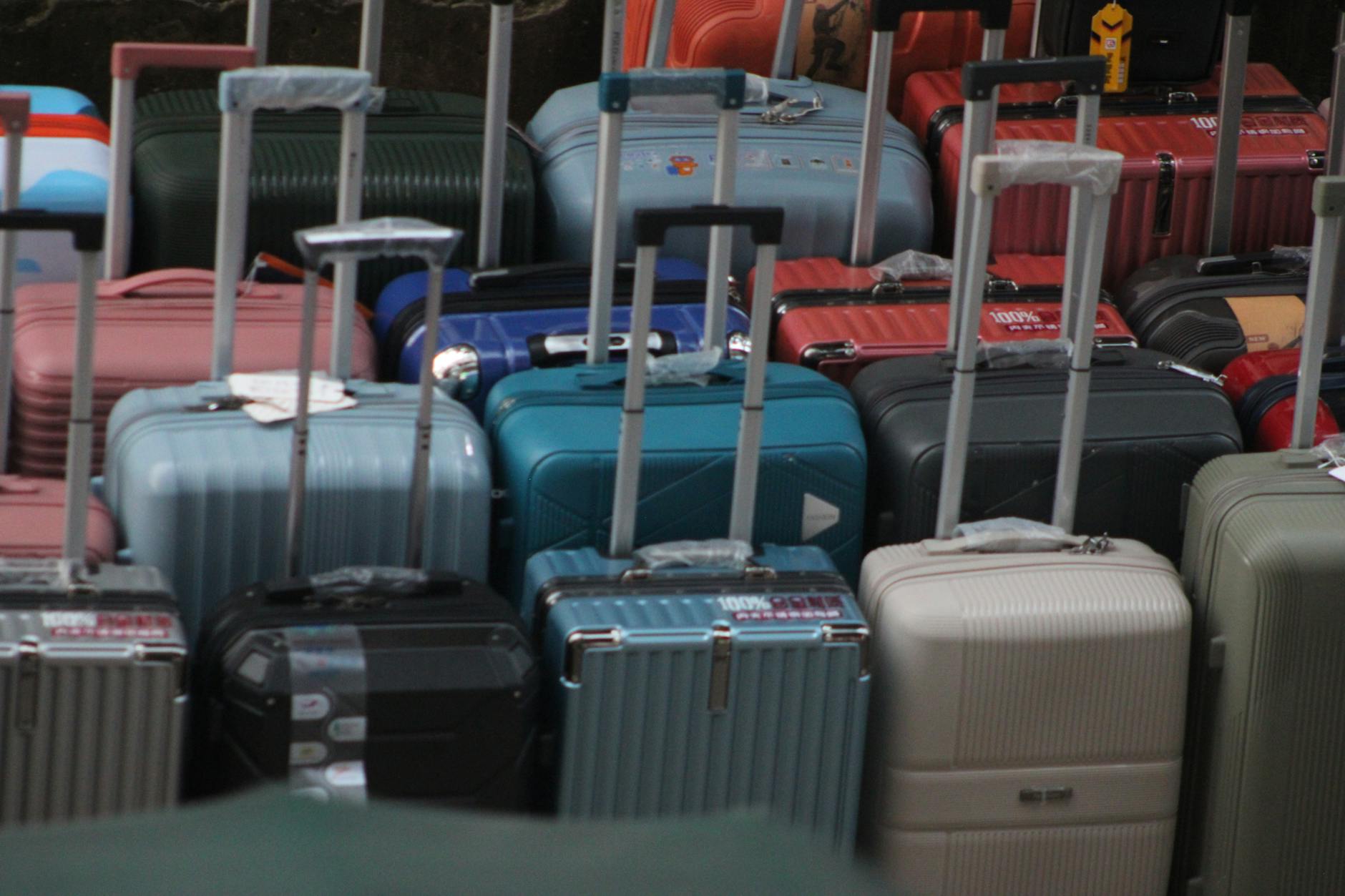 Gambar cara melihat ukuran koper dengan mudah dan akurat untuk memudahkan packing saat bepergian
